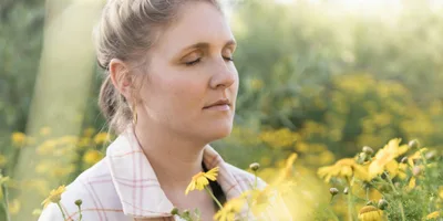 O poder da rendição: Conheça uma mulher que venceu através da adoração
