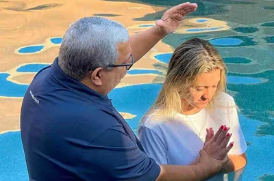 Filha de Gugu Liberato aceita Jesus e é batizada nas águas