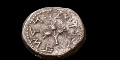 Arqueólogos encontram moeda de mais de 2.000 anos