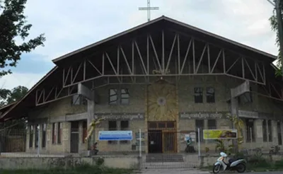 Criminosos amarram padres em igreja e roubam carro