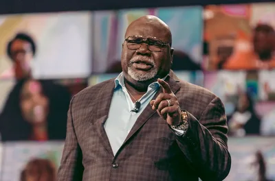 T.D. Jakes diz que famílias estão em colapso porque criaram "mulheres para serem homens"