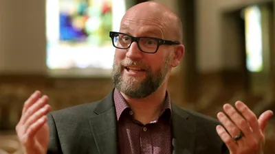 Pastor é expulso de convenção após realizar união homossexual em sua igreja | Notícias Gospel