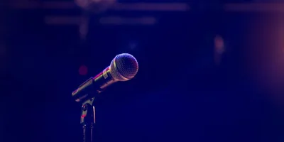 ‘Inconstitucional’: Escola proíbe aluno de cantar louvor em show de talentos nos EUA