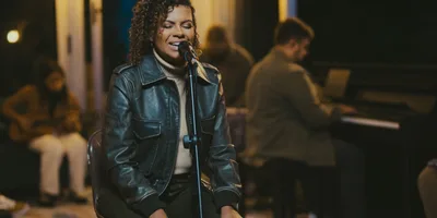 Nívea Soares lança álbum acústico \"Em Casa\"