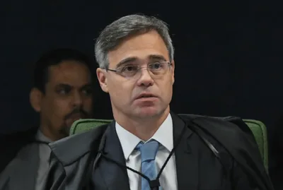 André Mendonça pede vista e trava julgamento sobre drogas no STF