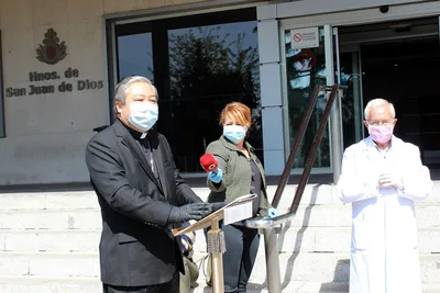 Archbishop Auza delivers Covid-19 med supplies donated by pope to Madrid hospital