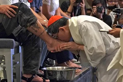 Cardinal Tagle to wash feet of migrants, refugees on Holy Thursday