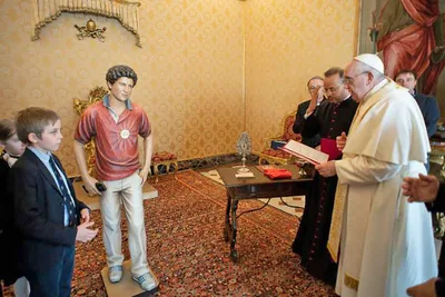 Pope Francis blesses Carlo Acutis statue for orphanage in Egypt