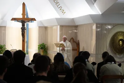 Peacemaking begins at home by saying ‘no’ to rivalry, pope says at Mass