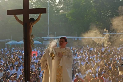 Society needs good hands, says Cardinal Tagle
