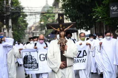 Manila clergy take the streets to pray for country’s healing