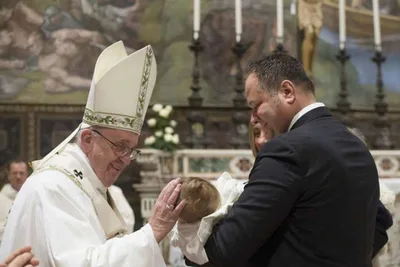 Pope baptizes 34 babies, says faith can’t grow without love at home