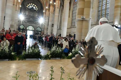 Speak the language of charity, Pope Francis encourages in Hungary