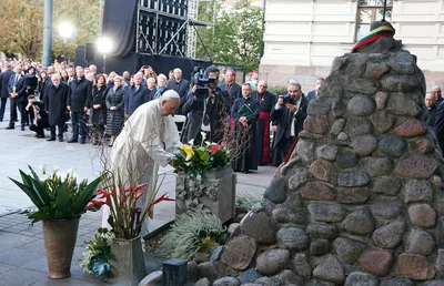 Pope in Lithuania: Don’t let anti-Semitism, hatred resurge