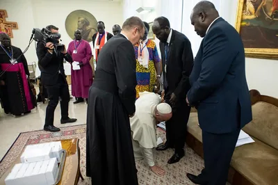 At retreat for South Sudan leaders, pope literally begs for peace