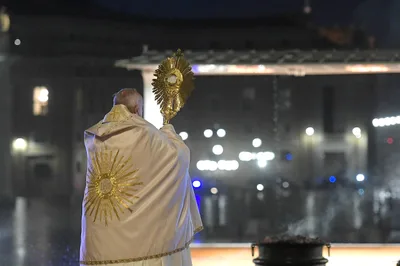 Book marks 1st anniversary of Pope Francis’ Urbi et Orbi blessing as pandemic swept world