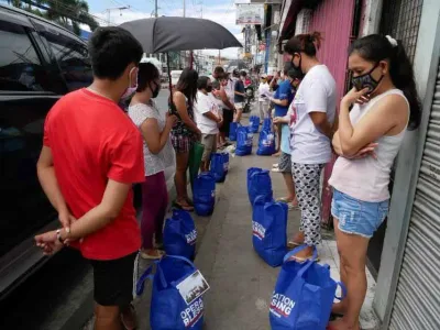 Informal Settlers, Jobless Kababayans Receive Help Amid COVID-19 | Operation Blessing
