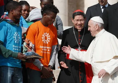 Build peace by welcoming migrants, refugees, pope says in message