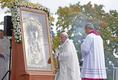Stay close to the suffering, forgive one another, pope tells Latvians