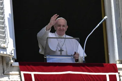 Pope Francis asks young people to ‘send a hug’ to the elderly