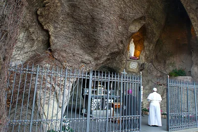 Pope Francis asks Mary to intercede for end to pandemic during rosary with world’s shrines