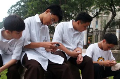 Give up social media addiction for Lent, priest tells youth