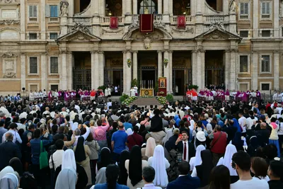 Pope Francis renews call for peace during Corpus Christi Mass