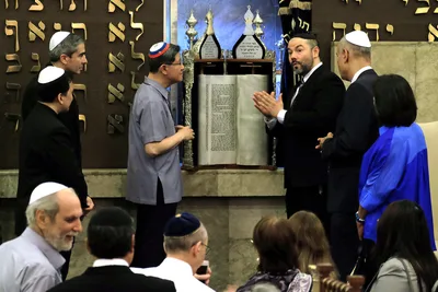Cardinal Tagle visits synagogue to boost dialogue