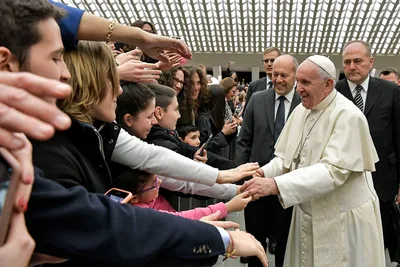 Pope urges students to fight their addiction to phones