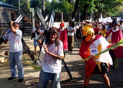 Activists hold ‘Calvary’ procession in Manila’s streets to demand housing for poor