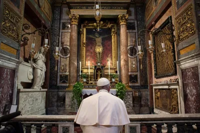 Pope Francis makes walking prayer pilgrimage for coronavirus pandemic