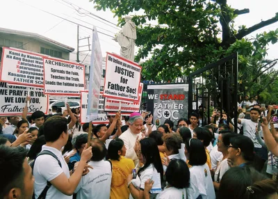 Thousands rally behind clergymen accused of sedition