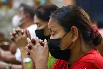 Manila archdiocese urges churchgoers to keep face masks on