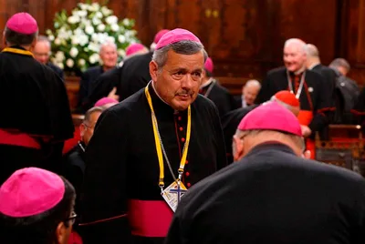 Pope meets Chilean abuse victims; controversy over bishop continues