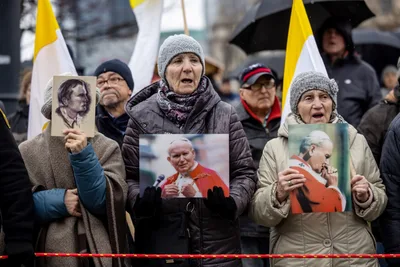 Polish right-wing pins election hopes on John Paul II