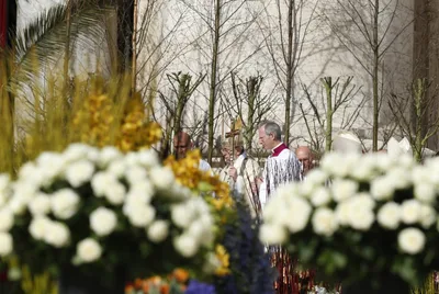Easter shows the power of love, which renews the world, pope says
