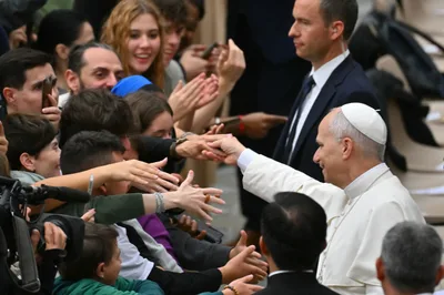 Pope to students: Do not let technology use you