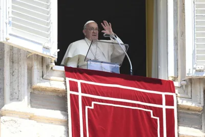 Pope at Angelus: ‘Material things do not give fullness to life’