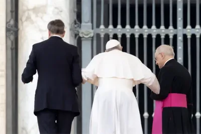 Pope Francis apologizes for not leaving his chair at Wednesday audience
