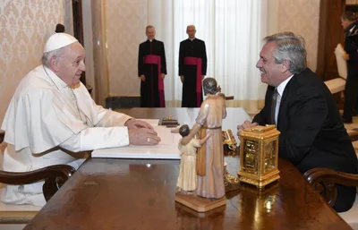 Pope meets president of Argentina; no news of papal trip home