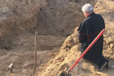 Good Friday 2022: Papal envoy prays at mass grave in Ukraine