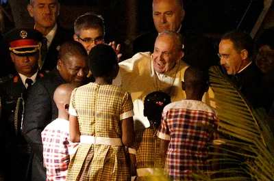 President, dancers, crowds welcome Pope Francis to Mozambique