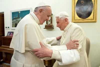 Benedict XVI praying ‘fervently’ for Pope Francis’ recovery from surgery