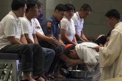 Cardinal Tagle marks Holy Thursday by washing feet of former drug addicts