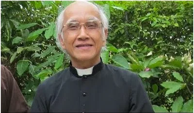 Plainclothes policemen attack a group of priests, block prayer service