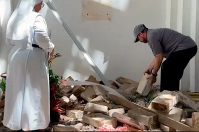 Priest and nun recover sacred hosts from earthquake rubble in Colombia