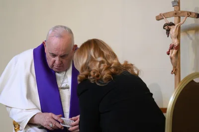 Pope Francis hears confessions at Roman parish: God lifts us up when we hit ‘rock bottom’