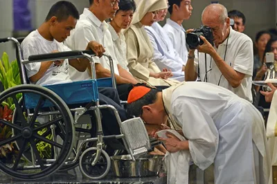 Cardinal Tagle to wash feet of drug surrenders, police