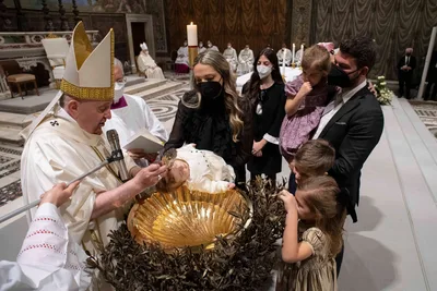 Pope Francis baptizes babies in Sistine Chapel for first time since COVID-19 declared a pandemic