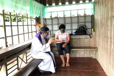 Leyte priest offers ‘door-to-door’ confession, communion amid lockdown